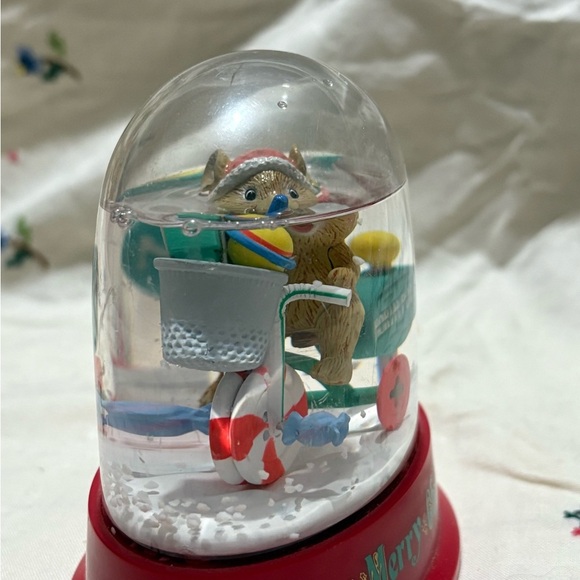 Vintage 1993 Christmas Mouse Snow Globe with Red Base - Picture 3 of 7